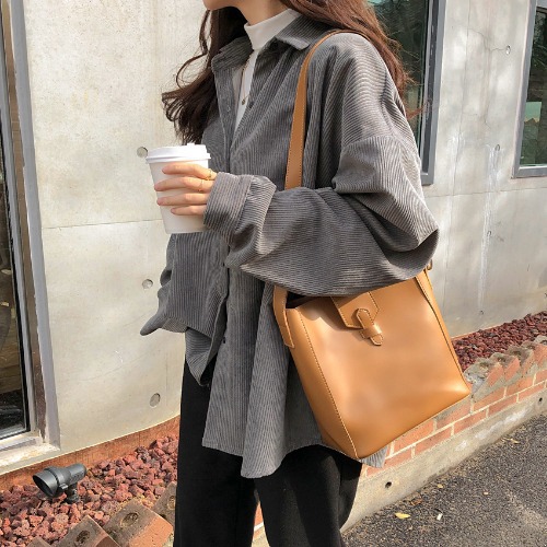 グレー