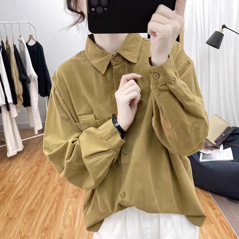 カーキ