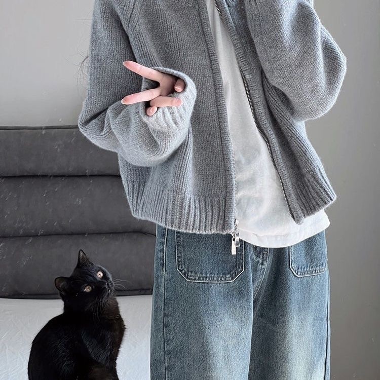 グレー