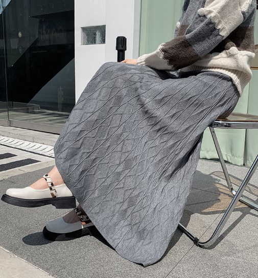 グレー