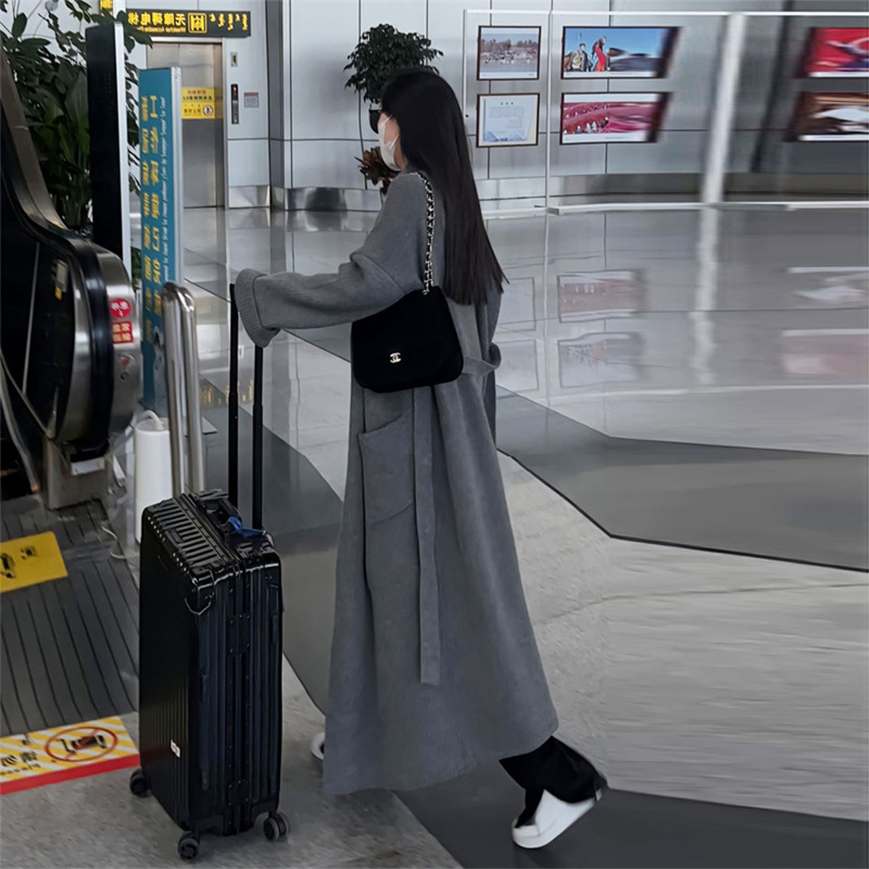 グレー