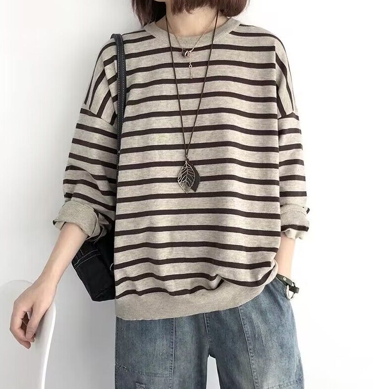 カーキ