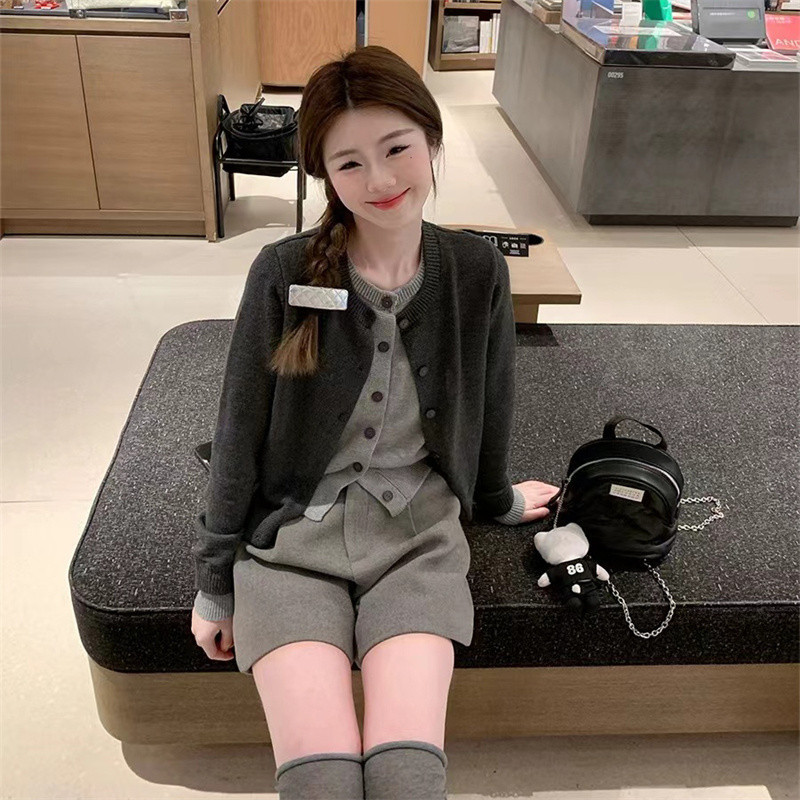 ダークグレー
