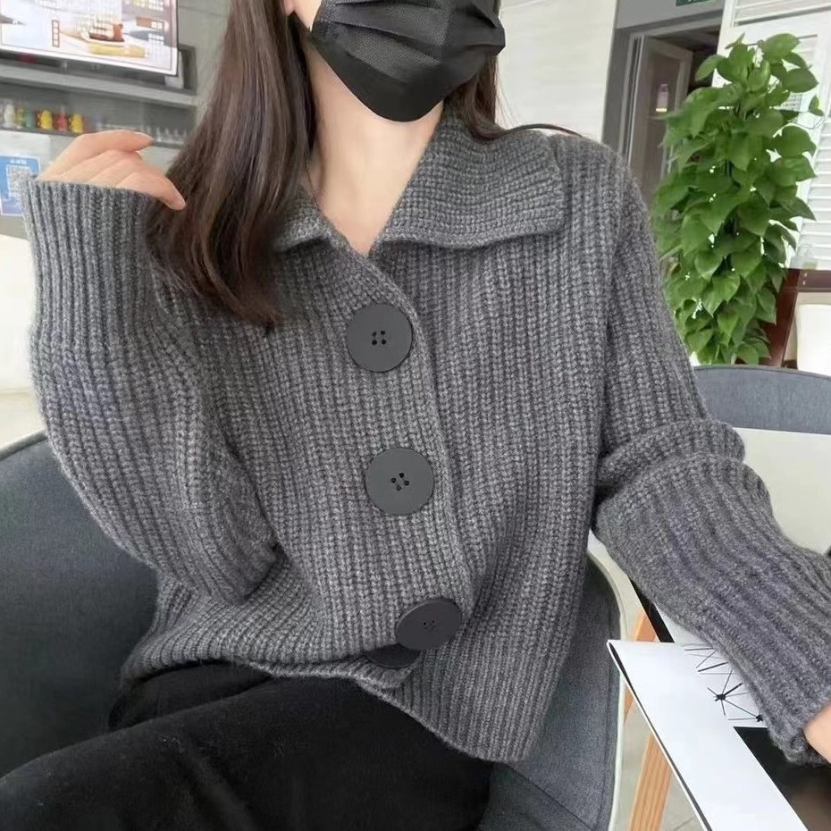 グレー