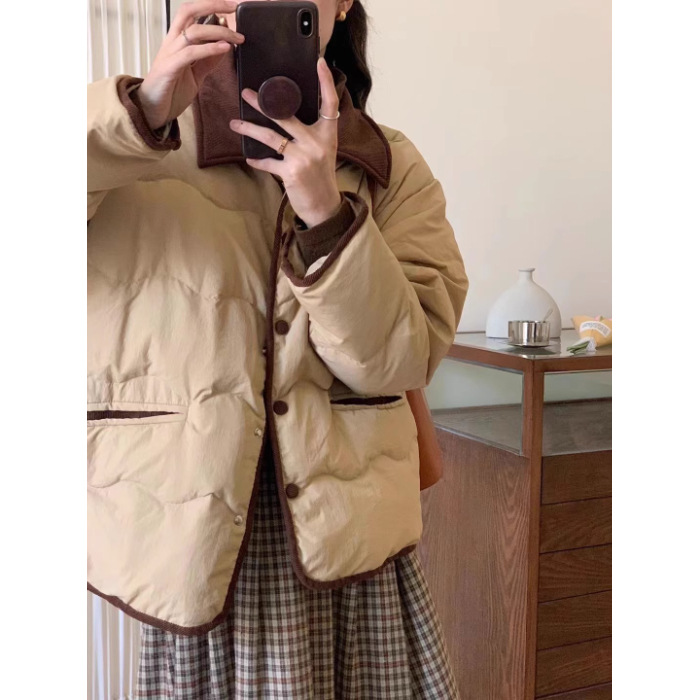 カーキ
