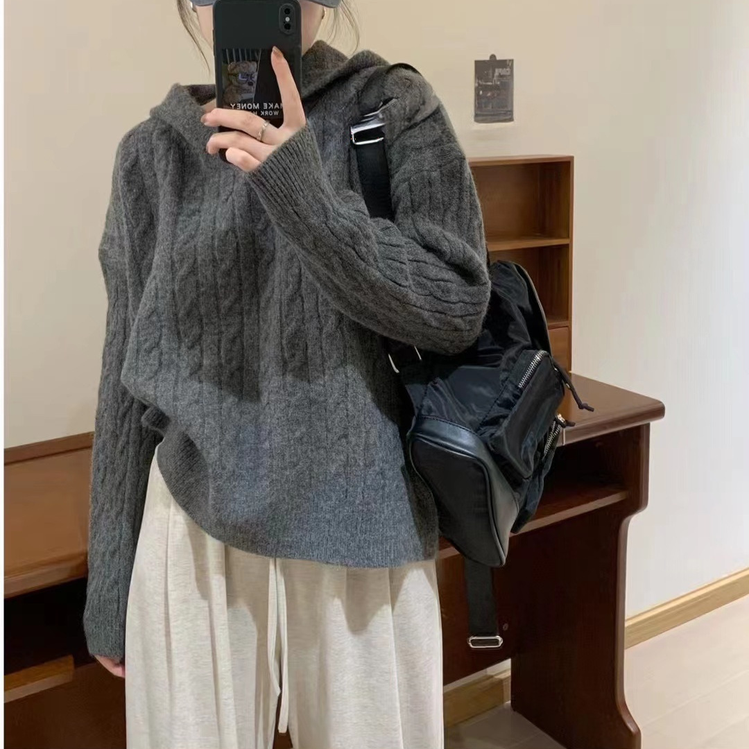 グレー