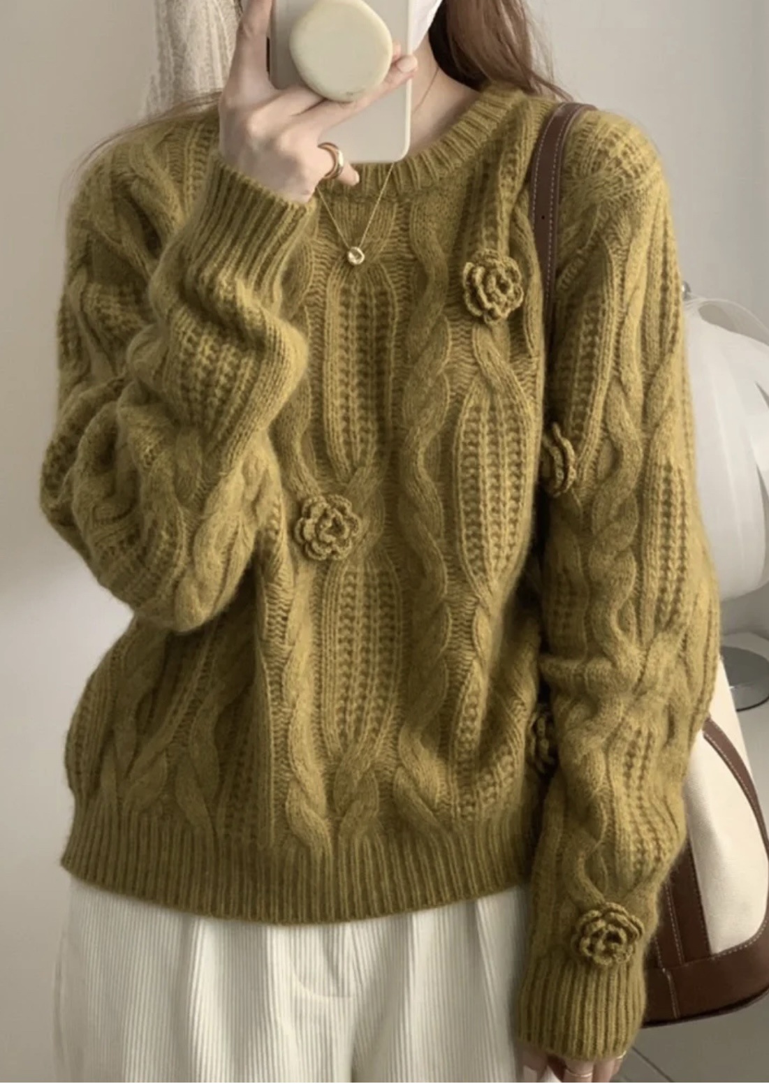 カーキ