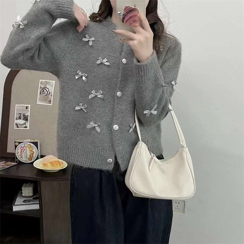 グレー