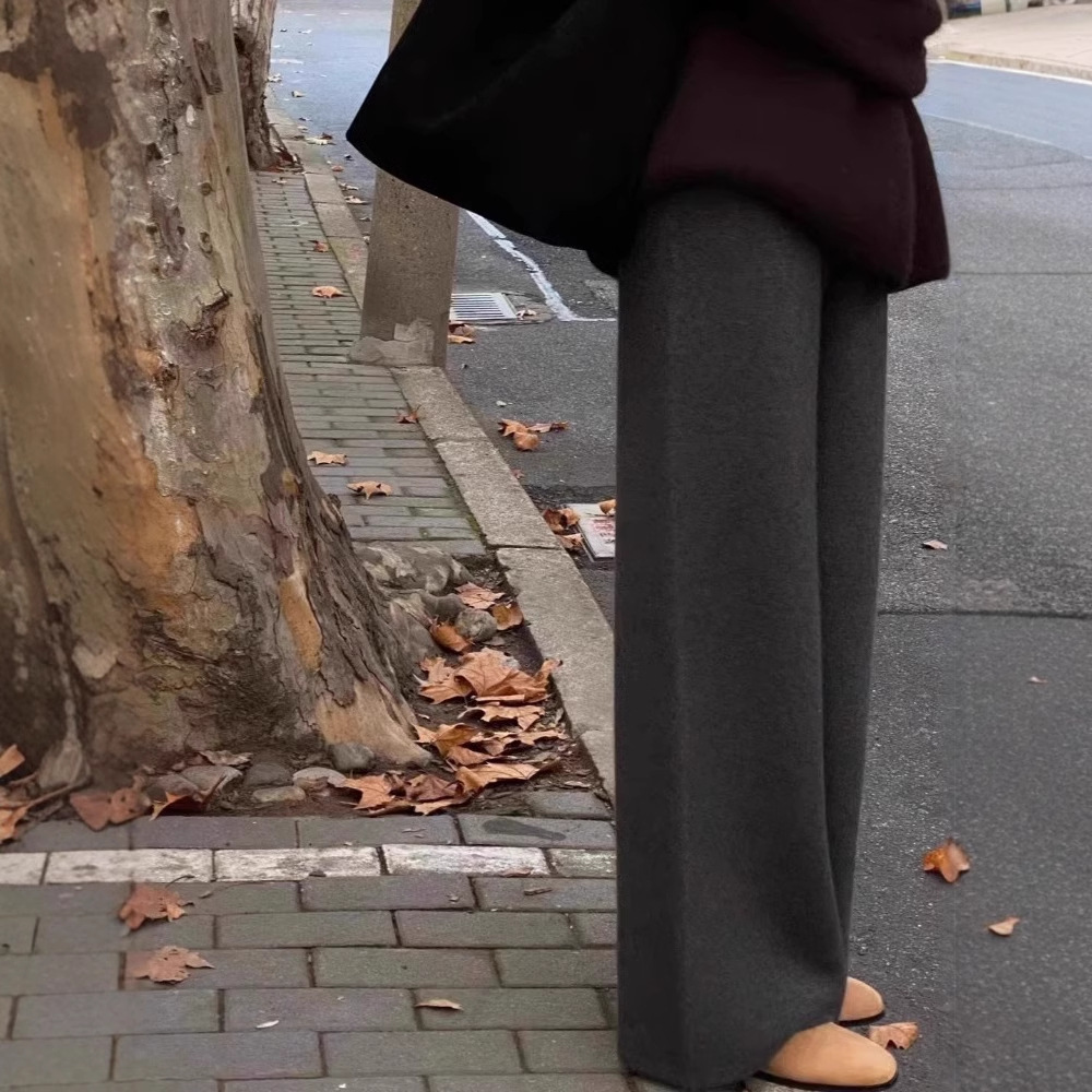 ダークグレー