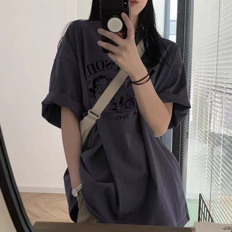 グレー