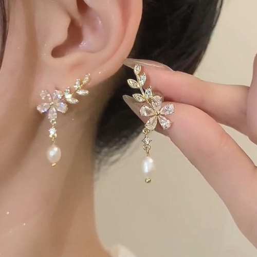 柔らかくて優しい印象ビーズラインストーン不規則形花・植物スウィートピアスファッションcoordinateカジュアルコーデコーディネート今日のコーデ大人コーデレディースfashionootd春コーデ春服