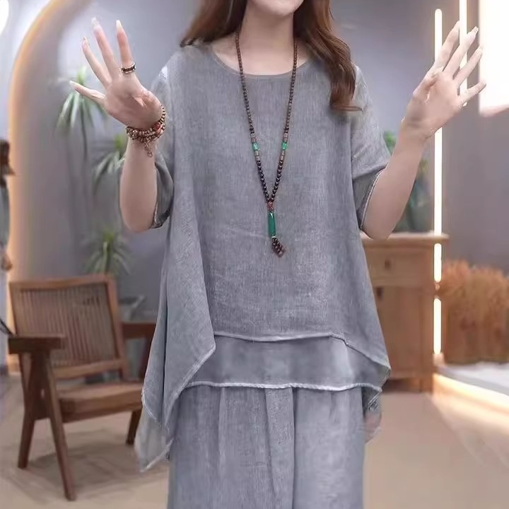 グレー