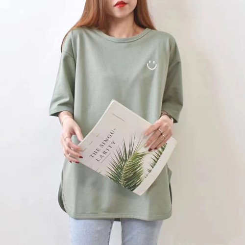 Tシャツ  刺繍  カジュアル  プリント  半袖  クルーネック  スリット  普通  おしゃれ / ファッション  インスタ流行  レディース  ミディ丈 / ミディアム丈  トップス