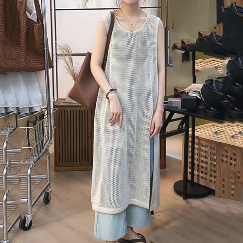 着回し力抜群 カジュアル 無地 スリット ノースリーブ ニット ワンピース fashion ootd カジュアルコーデ ファッション コーディネート 今日のコーデ coordinate トレンドコーデ 着回しコーデ 大人コーデ 大人可愛い 