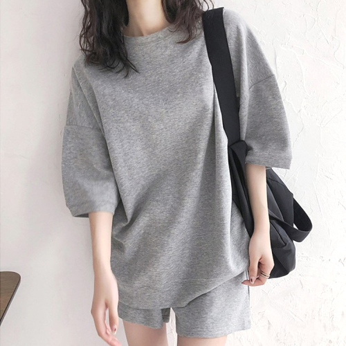 大人可愛い ハイウエスト 無地 半袖 ラウンドネック ストレート ファッション 二点セット fashion ootd カジュアルコーデ ファッション コーディネート 今日のコーデ coordinate トレンドコーデ 着回しコーデ 大人コー