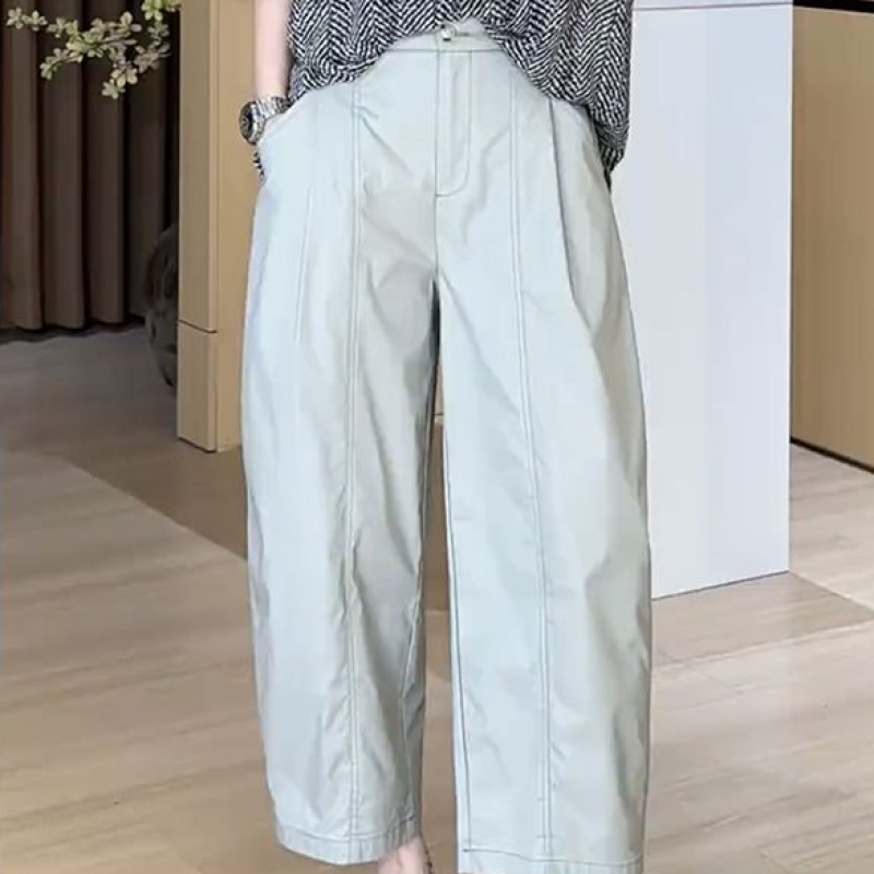 グレー