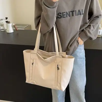 ナイロン地マルチトートバッグ