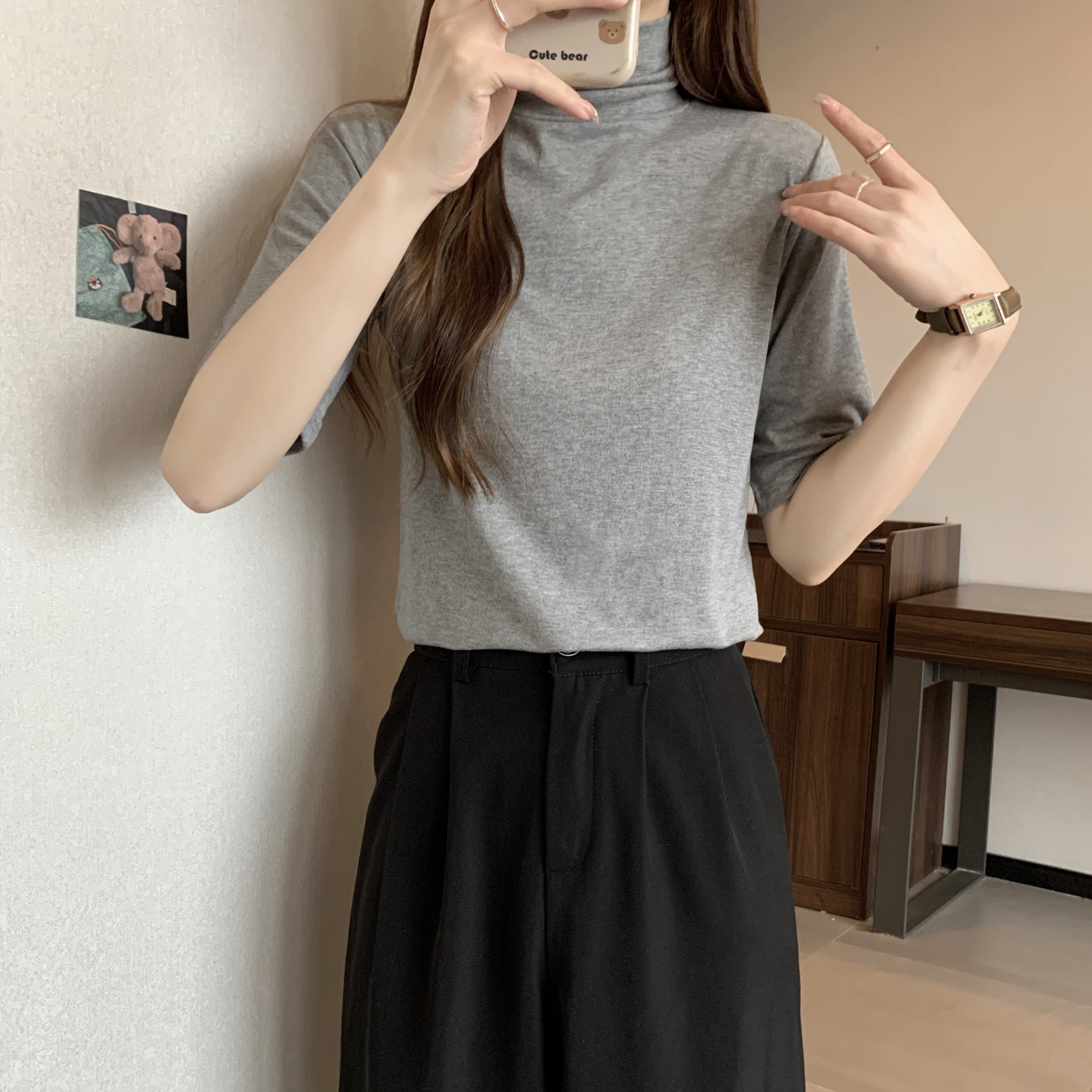 グレー