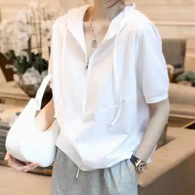 新作登場 ファスナー フード付き 無地 半袖 シンプル Tシャツ ホワイト 白 fashion ootd カジュアルコーデ ファッション コーディネート 今日のコーデ coordinate トレンドコーデ 着回しコーデ 大人コーデ 大人可愛