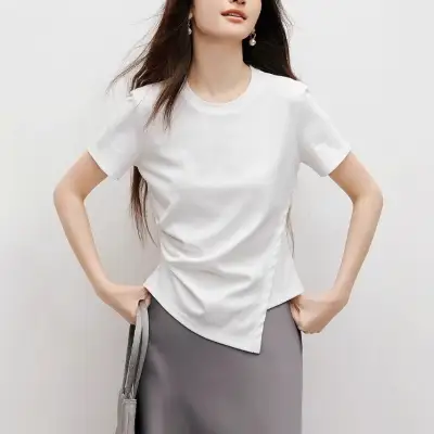 デザイン性のあるホワイトTシャツ
