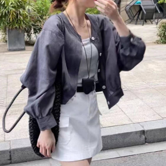 グレー
