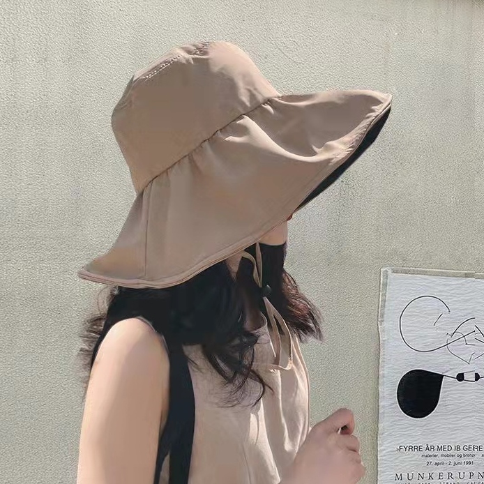 カーキ