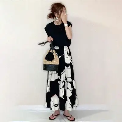 【2点セット】 ロゴプリント半袖Tシャツセット＋ミニスカートの2点セット