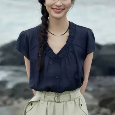 大人の余裕を纏う、ラミー素材のフレンチVネックシャツ