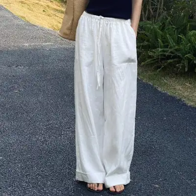 ナチュラル素材の白パンツ（コットンリネン）