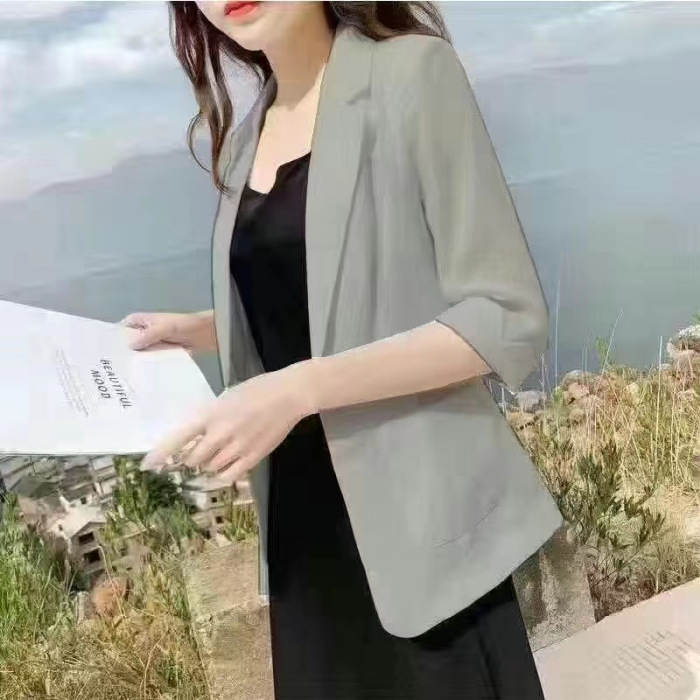 グレー
