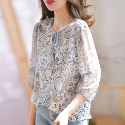 一枚で視線を奪う 森ガール プリント ボウタイ ランタンスリーブ ブラウス 大人 ootd 夏コーデ 夏服 レディース ファッション 20代 30代 40代 50代 カジュアル コーディネート トレンド 着回し