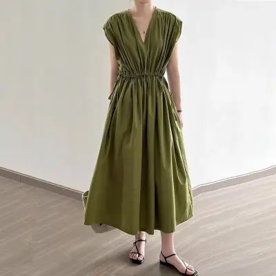 存在感抜群 ノースリーブ Vネック ギャザー 無地 Aライン エレガント ワンピース 大人 ootd 夏コーデ 夏服 レディース ファッション 20代 30代 40代 50代 カジュアル コーディネート トレンド 着回し