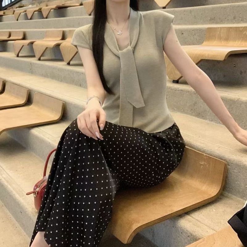 グレー