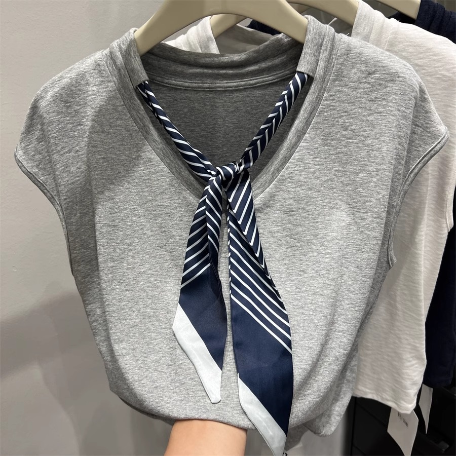 グレー