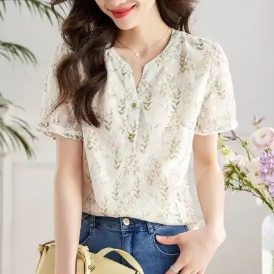 女っぽさが漂う 絶対流行 細身シルエット デート 平日 柔軟加工 花柄 シンプル シングルブレスト Vネック シフォンシャツ ホワイト 白 ブルー 青 大人 ootd 夏コーデ 夏服 レディース ファッション 20代 30代 40代 50代 カジュアル コーディネート トレンド 着回し