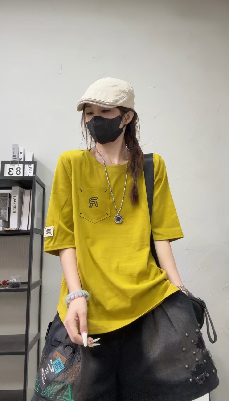 イエロー
