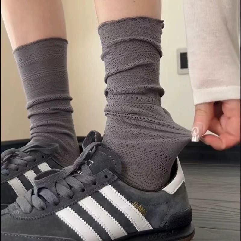 グレー