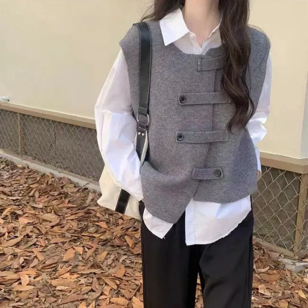ベストに重ね着したようなデザイン、旬なレイヤードスタイルを1枚で完成。重ね着コーデが楽しめるアシンメトリーベスト ボタン付き シンプル コーデ おしゃれ 暖かい 通勤