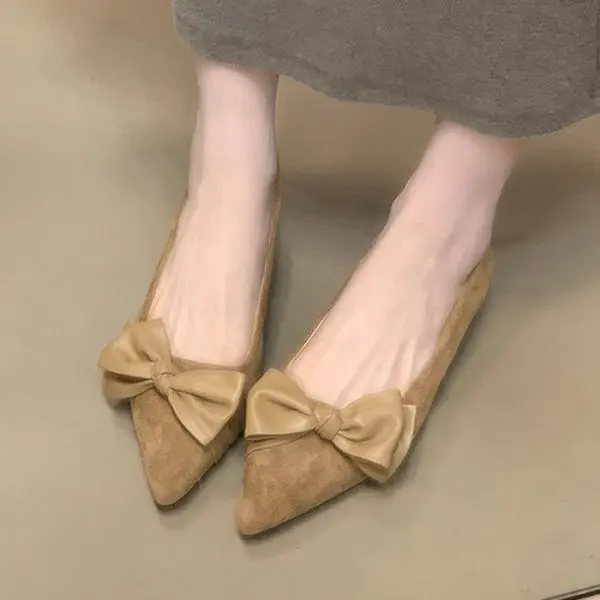 大人可愛いスエードポインテッドトゥリボン付き滑りとめキックローヒールパンプス