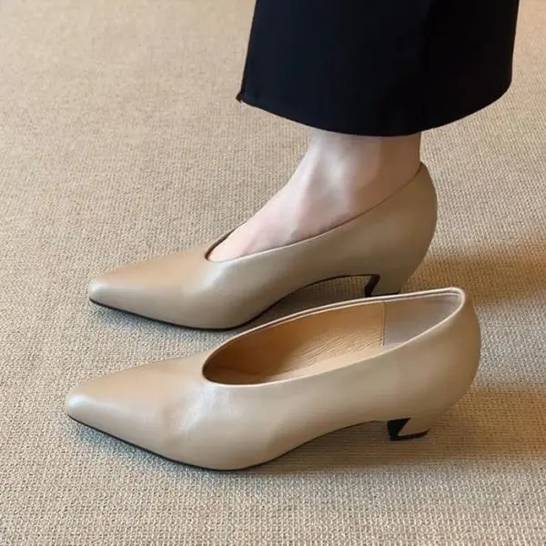 レトロ気質アップ 滑りとめ ポインテッドトゥ キック チャンキーヒールパンプス