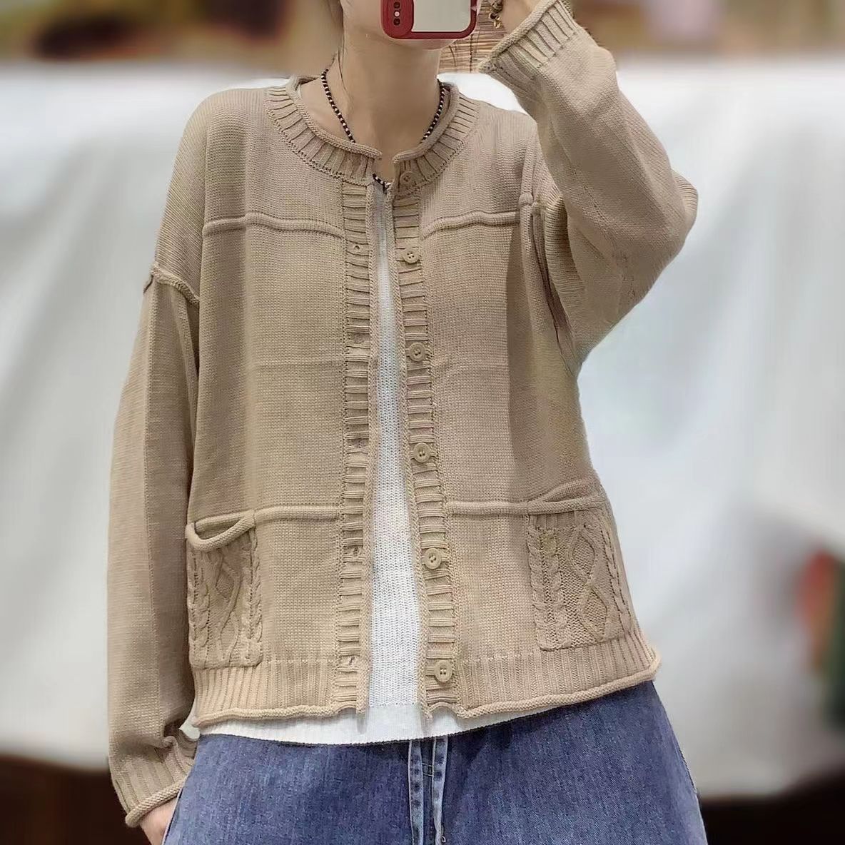 カーキ