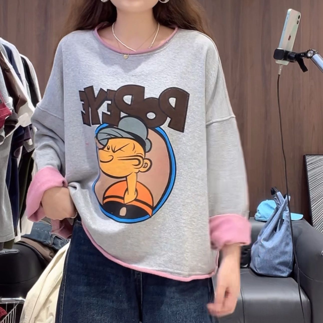 グレー