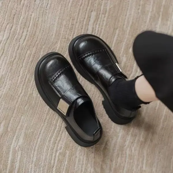大人っぽさを演出しブロックヒール丸トゥバックルレトロキックローヒールパンプス