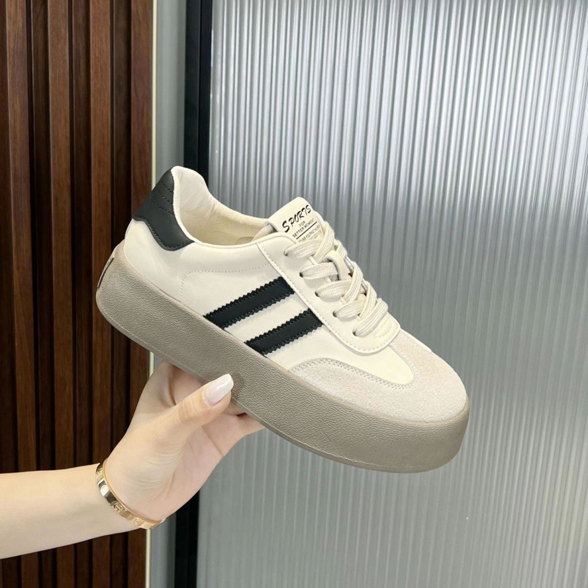 ベージュ