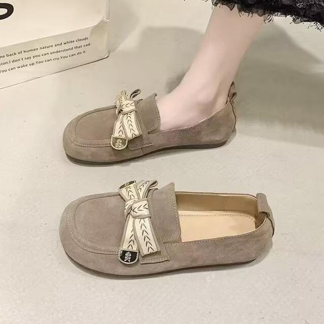 グレー