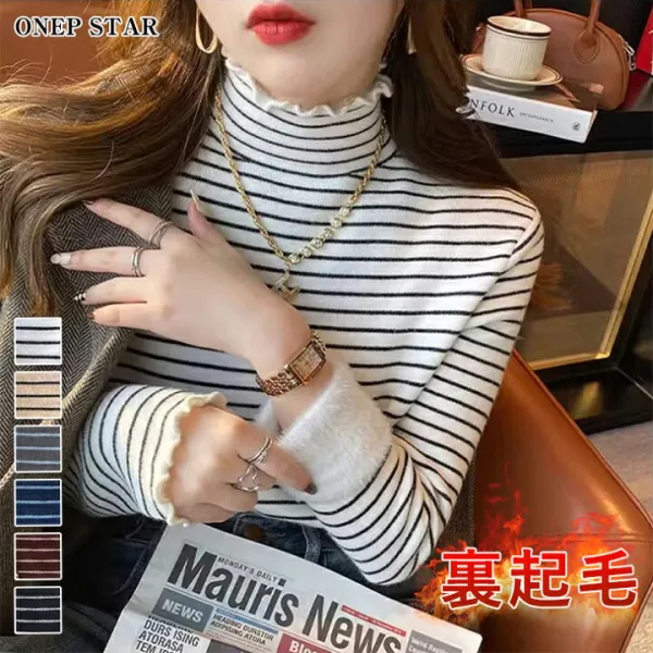 首元と袖口のフリルが華やか。ボーダーで魅せる大人のあったかニット