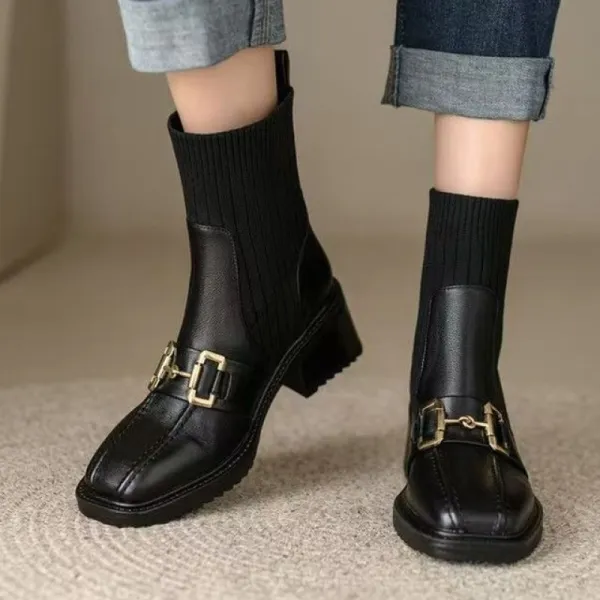 雑誌に掲載された 切り替え 金属飾り スクエアトゥ ファッション チャンキーヒール ショート丈ブーツ