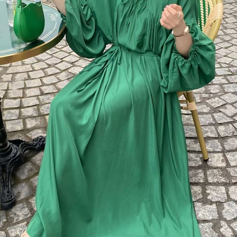 エメラルドグリーン