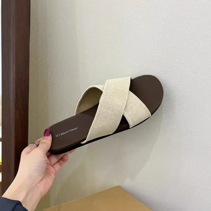ベージュ