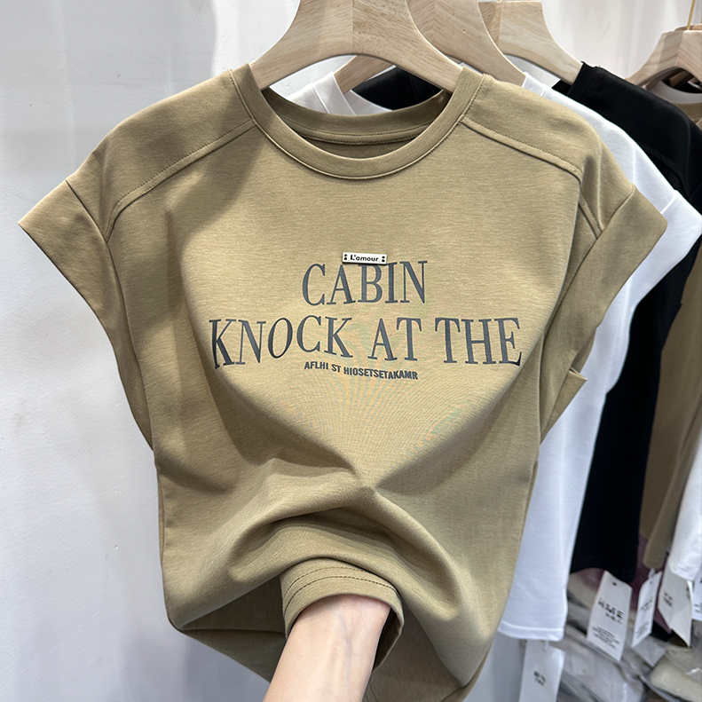 カーキ